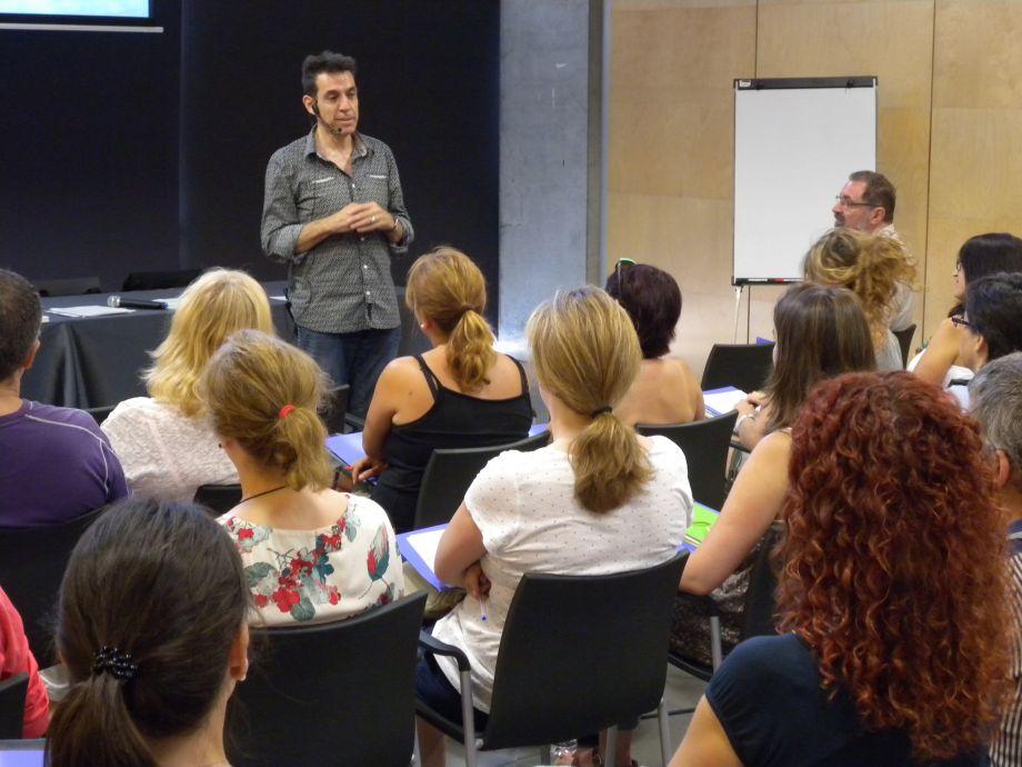 sessió de formació "Sigues tu" a docents impartida per Josep Lluís Bimbela 