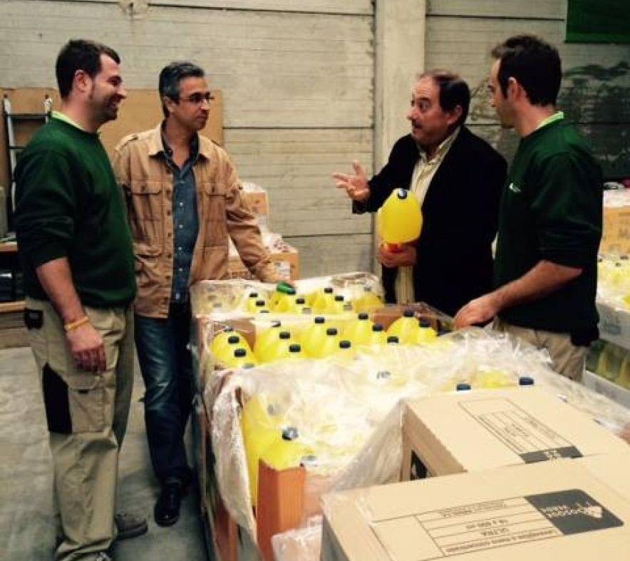Lliurament de productes de neteja als centres de distribució d'aliments.